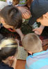 фото як діти вирішують головоломку у книзі під час квесту
